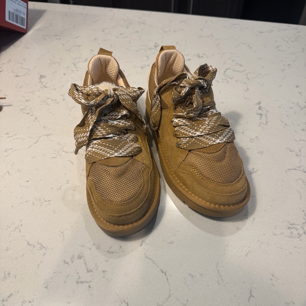 Woman’s shoes never worn size 8.5
Comes with an extra set of brown laces.
